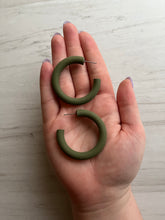 Load image into Gallery viewer, Classic Hoop Earrings