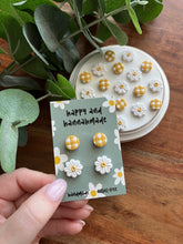 Load image into Gallery viewer, Daisy Stud Pack