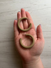 Load image into Gallery viewer, Classic Hoop Earrings