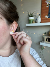 Load image into Gallery viewer, Daisy Stud Pack