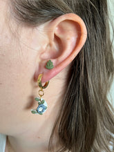 Load image into Gallery viewer, Iris Huggie Hoops