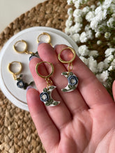 Load image into Gallery viewer, Iris Huggie Hoops