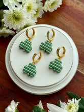 Load image into Gallery viewer, Saoirse Huggie Hoops